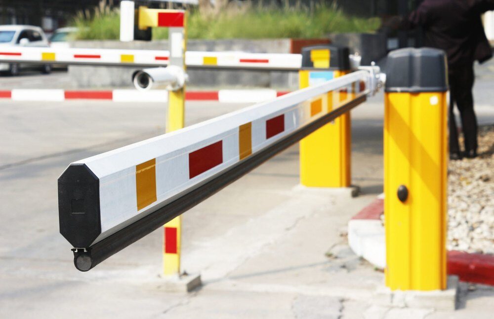 Automatic boom barrier controlling a vehicle entrance